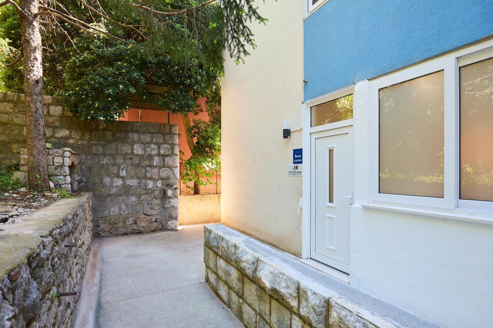 Golden Rose - Walking Distance 1 Km From Old Town